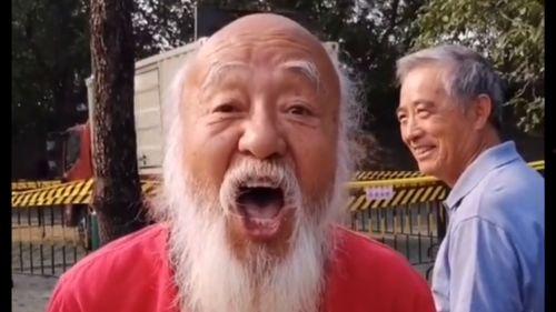 老大爷看吃瓜图片搞笑视频,老大爷看吃瓜搞笑视频，欢乐无限