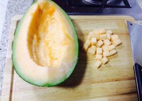 给小兔子吃哈密瓜视频教程,小兔子哈密瓜美食制作教程